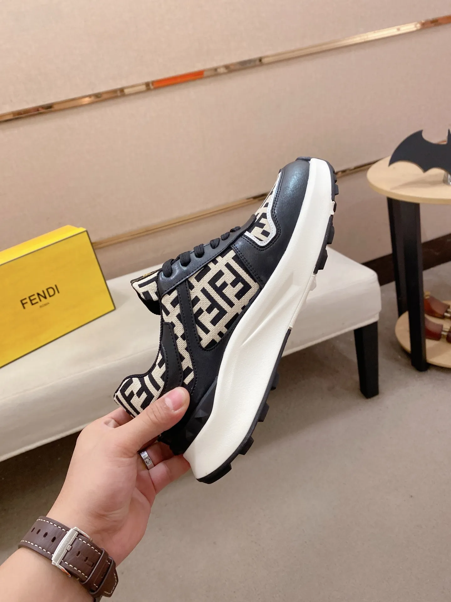 Men's shoes 💰 462💰 (fendi) New style 👊🏻 upper 🇮🇹 imported cowhide fabric 🇩🇪 lining imported sheepskin lining. The original outsole is molded to highlight the identity of every man, and the upper foot is elegant and stable🚶🏻🚶🏻The high-end custom counters reproduce the original version📯No matter the wind or rain, the shoe last remains unchanged and can withstand the verification of time🔍️,🔵 Size: 38-44